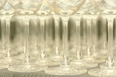 Boş su kadehler bir barda yığını