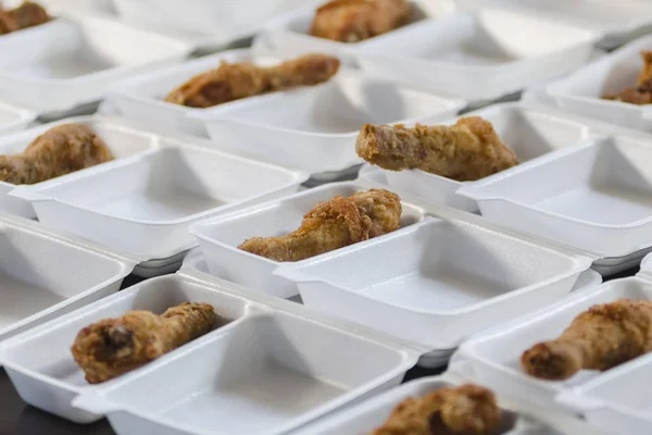 Rendelkezésre Álló Hungarocell Konténerek Kész Enni Sült Csirke — Stock Fotó