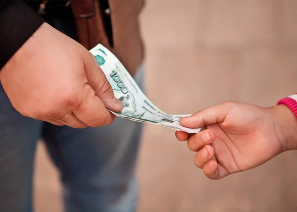 ロシアの紙幣の男性と子供の手 お金の転送 — ストック写真