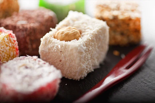 Oriental tatlı-Türk lokumu yanında tatlı çatalı.