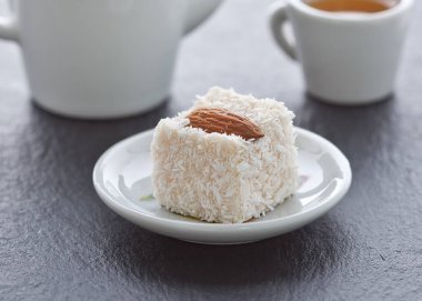 Türk lokumu Hindistan cevizi fiş arduvaz arka plan üzerinde bir daire üzerinde Bademli.