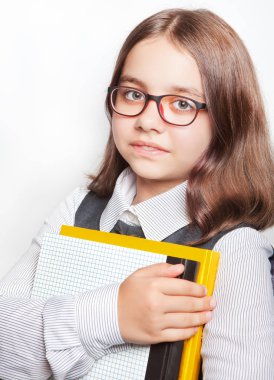 Beyaz arka plan kitapları ile gözlüklü genç kız portresi.