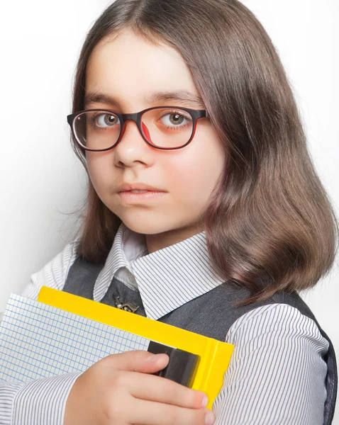 戴眼镜的十几岁女孩的画像与白色背景书 — 图库照片