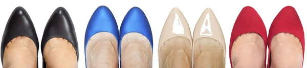 Dört Çift Ayakkabı Ayaklarda Farklı Renklerde Beyaz Arka Plan Üzerinde — Stok fotoğraf