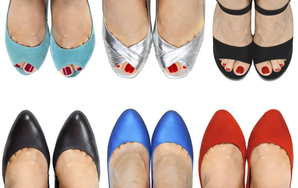 Seis Pares Patas Zapatos Sandalias Diferentes Colores Aislado Sobre Fondo —  Fotos de Stock