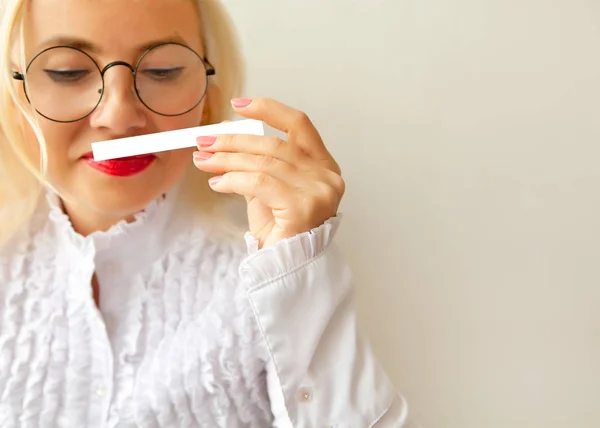 Blotter Main Près Vers Haut Sur Fond Visage Femme Inhale — Photo