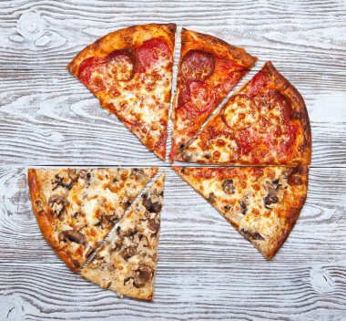 Pizza iki parça, Vejetaryen mantar ve ahşap bir masa üzerinde et olmadan.