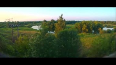 Rusya'nın yeşil alanlar ile hareket eden bir trenin penceresinden bir su birikintisi güzelliği