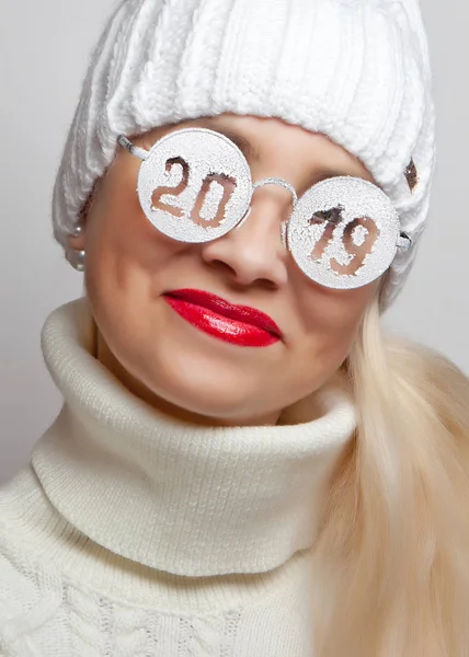 Chica Alegre Sombrero Blanco Gafas Con Inscripción 2019 Sobre Fondo — Foto de Stock