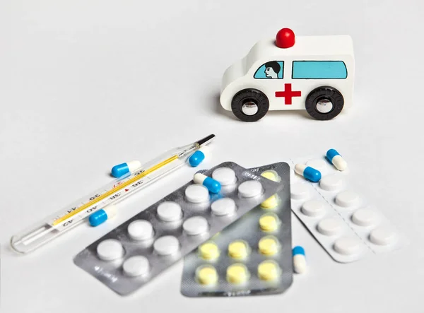 Spielzeug Krankenwagen Neben Medikamenten Und Quecksilberthermometer — Stockfoto