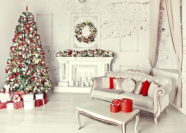 Noel Ağacı Ile Beyaz Duvar Odadaki Şenlikli Bir Dekor — Stok fotoğraf
