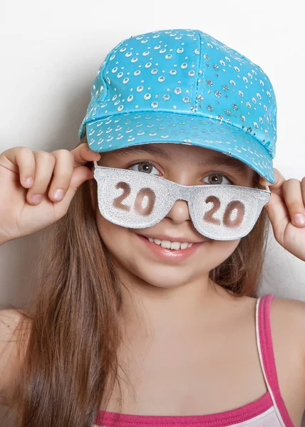 Meisje Pet Glazen Met Krassen Datum 2020 — Stockfoto