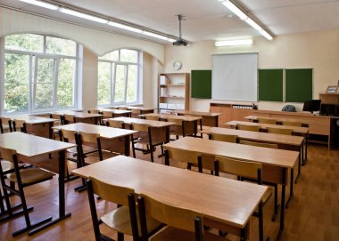 Rusya'da beyaz tahta ve projektörlü sınıf