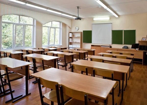 Rusya'da beyaz tahta ve projektörlü sınıf
