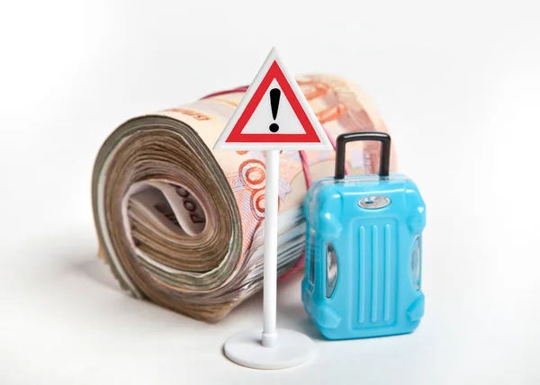 お金とスーツケースで道路標識を警告します 現金で危険な旅行 — ストック写真