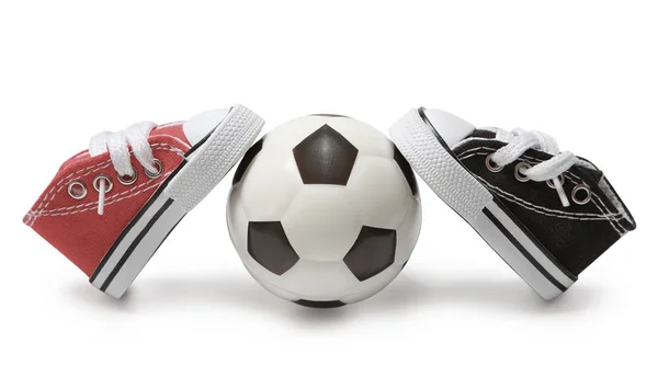 Een Paar Sneakers Van Verschillende Kleuren Zijn Leunend Een Voetbal — Stockfoto