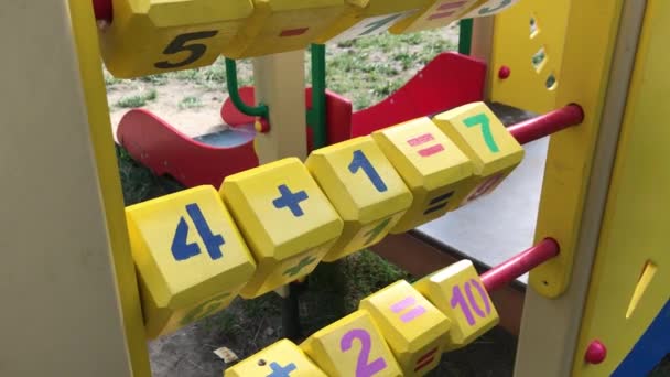 子供の遊び場の木製のカウントブロック 数える学習 — ストック動画