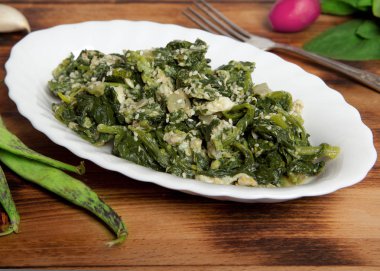 Yumurta ve soğan ile kızarmış ıspanak