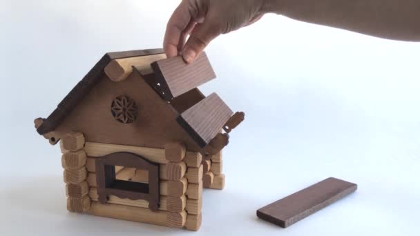 Laying the roof on a small wooden house. The final touch of construction. — Stock Footage Laying Roof Small Wooden House Final Touch Construction Stock Video