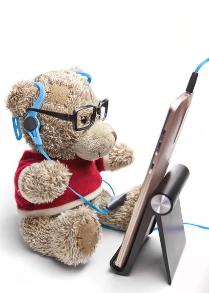 Urso Peluche Com Óculos Fones Ouvido Sentado Olhando Para Celular — Fotografia de Stock