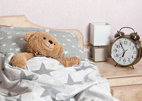 Een Teddybeer Slaapt Het Bed Slaapkamer — Stockfoto