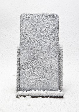 Kürsüde dondurulmuş cep telefonu. Ağ erişimi dışı.