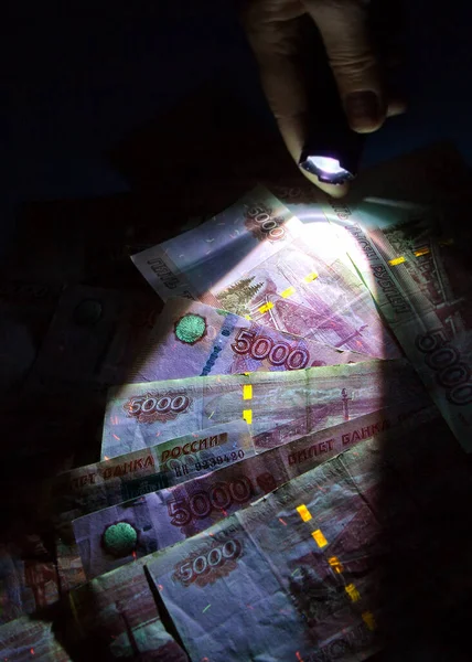 Überprüfung Der Echtheit Russischer Banknoten Durch Licht Stockfoto