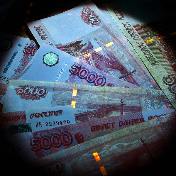 Verificatie Van Echtheid Van Russische Bankbiljetten Door Ultraviolet Licht Rechtenvrije Stockafbeeldingen