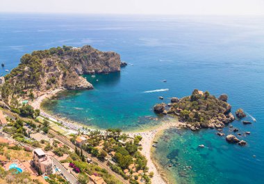 Ada ve Isola Bella beach ve mavi okyanus su Taormina'da havadan görünümü