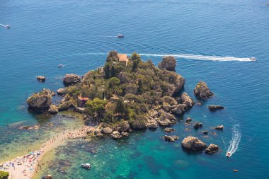 Ada ve Isola Bella beach ve mavi okyanus su Taormina'da havadan görünümü