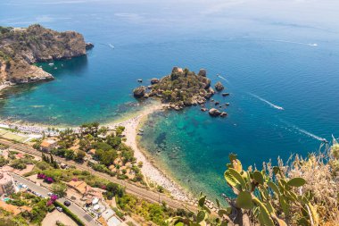 Ada ve Isola Bella beach ve mavi okyanus su Taormina'da havadan görünümü