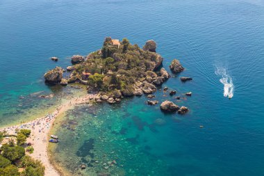 Ada ve Isola Bella beach ve mavi okyanus su Taormina'da havadan görünümü