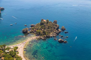 Ada ve Isola Bella beach ve mavi okyanus su Taormina'da havadan görünümü