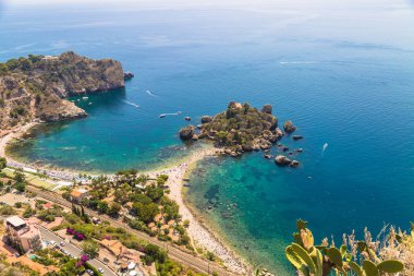 Ada ve Isola Bella beach ve mavi okyanus su Taormina'da havadan görünümü