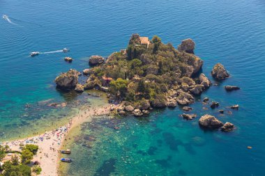 Ada ve Isola Bella beach ve mavi okyanus su Taormina'da havadan görünümü