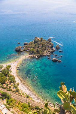 Ada ve Isola Bella beach ve mavi okyanus su Taormina'da havadan görünümü