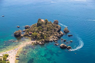 Ada ve Isola Bella beach ve mavi okyanus su Taormina'da havadan görünümü