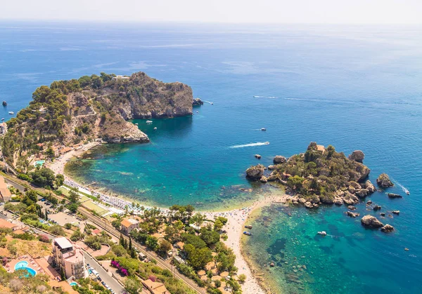 Ada ve Isola Bella beach ve mavi okyanus su Taormina'da havadan görünümü
