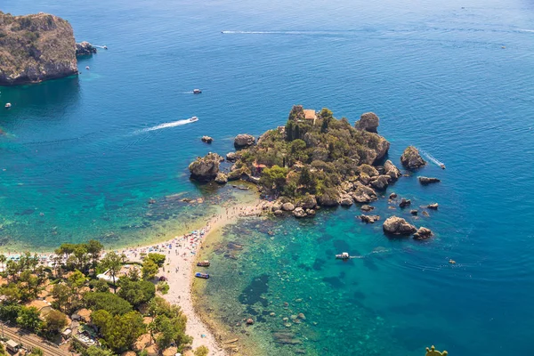 島とタオルミーナのイソラ ビーチと青い海の水の空撮 — ストック写真