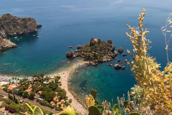 Ada ve Isola Bella beach ve mavi okyanus su Taormina'da havadan görünümü