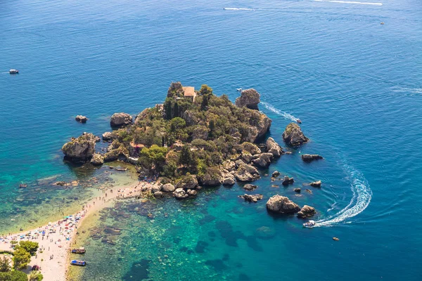 島とタオルミーナのイソラ ビーチと青い海の水の空撮 — ストック写真