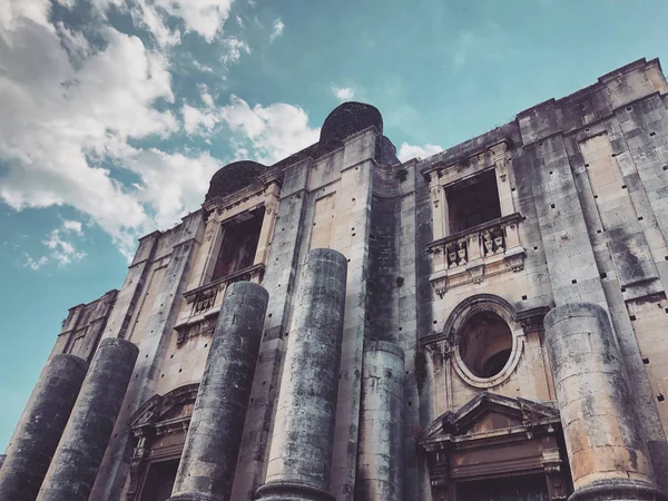16. yüzyıl Benedictine Manastırı San Nicolo l'Arena Catania, Sicilya, İtalya, bir mücevheri geç Sicilya barok stili, Avrupa'nın en büyük Benedictine yapılarından biri olan cephe.