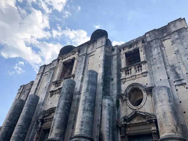 16. yüzyıl Benedictine Manastırı San Nicolo l'Arena Catania, Sicilya, İtalya, bir mücevheri geç Sicilya barok stili, Avrupa'nın en büyük Benedictine yapılarından biri olan cephe.