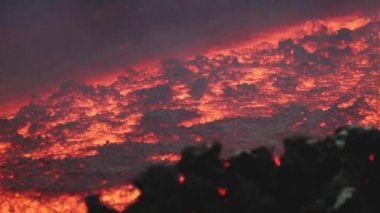 Lav akışı Etna Yanardağı üzerinde. Sicilya, İtalya