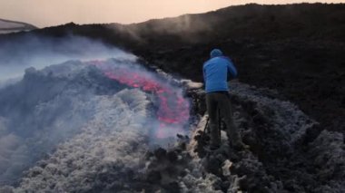 Lav akışı Etna Yanardağı üzerinde. Sicilya, İtalya