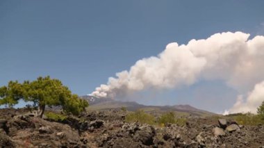 Volkan Etna eruption - patlama ve lav akışı Sicilya