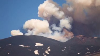 Volkan Etna eruption - patlama ve lav akışı Sicilya