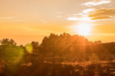 Renkli ormanlar ve lav akıntıları üzerinde Sicil Etna Yanardağı sonbahar sezonu