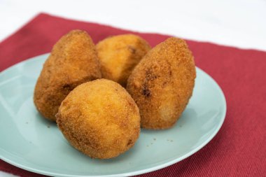 Sicilyalı Arancino ya da Arancina. Tipik bir Sicilya sokak yemeği.. 