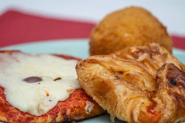 Cartocciata siciliana, Pizzetta, Cipollina e Arancino. Um typica — Fotografia de Stock